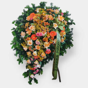 Asymetryczny wieniec pogrzebowy z kwiatów mieszanych - Kwiaciarnia KWIATOSTACJA Kraków